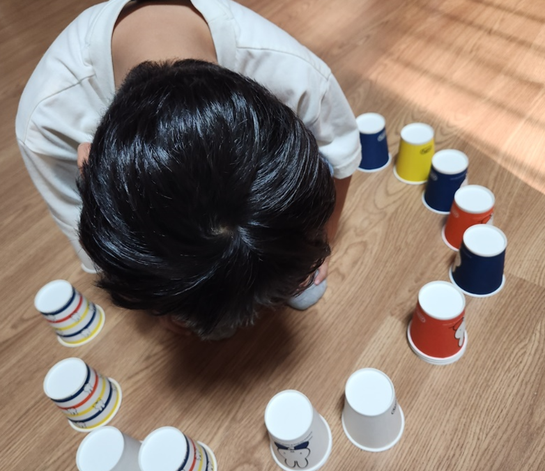 놀이 도구 앞의 아이