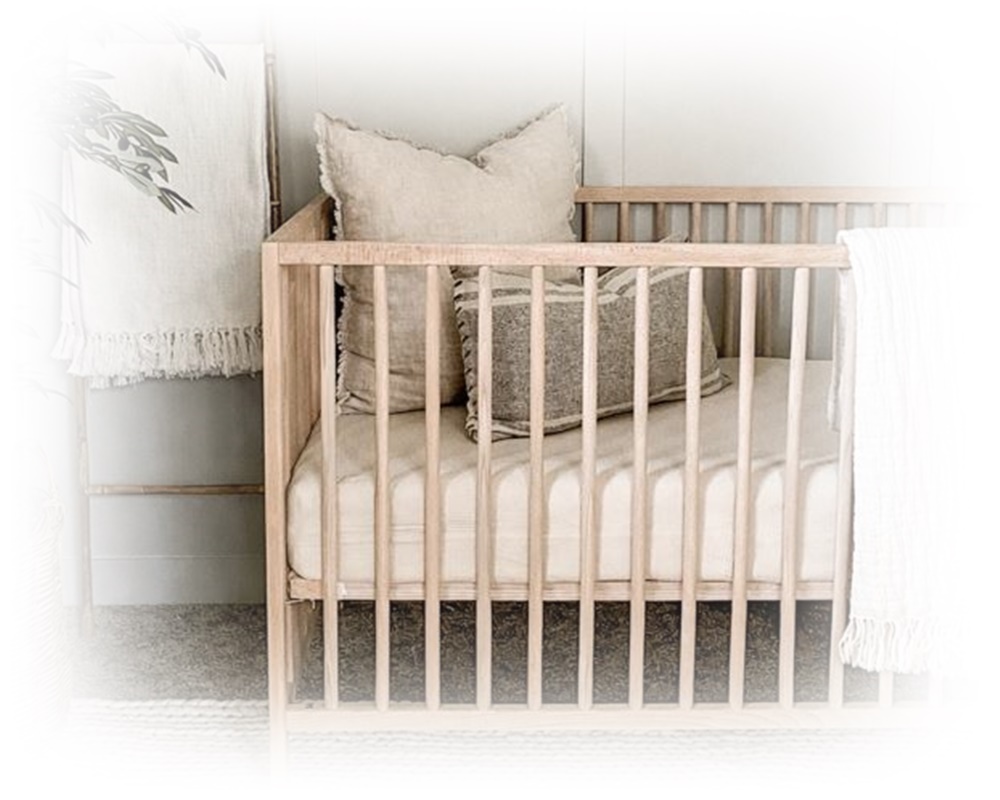 아기 침대와 은은한 조명