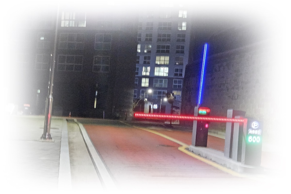 어두운 밤과 창문 불빛